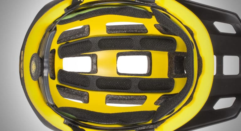 TSGのヘルメット黄色上面　