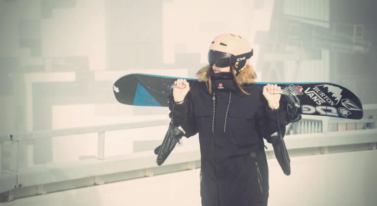 TSGのスノーボード用ゴーグルを装着してイノーボードを持っている女性イメージ写真