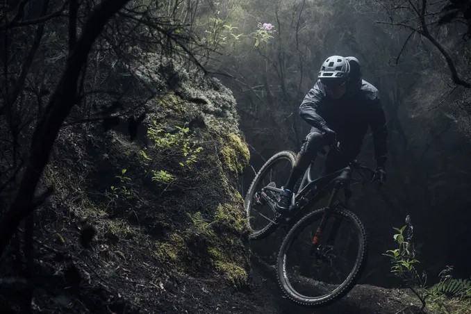 ION_Bike_rain_shorts_shelter