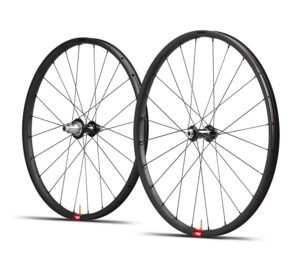 RSV_25GR_MY21_RSV_25_650b_staggered_white_compressed-e1710223441428-300x261