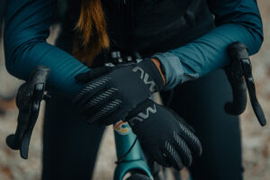 NW-bike-FW23-24-Active-Gel-Glove-ACTION-2-300x200
