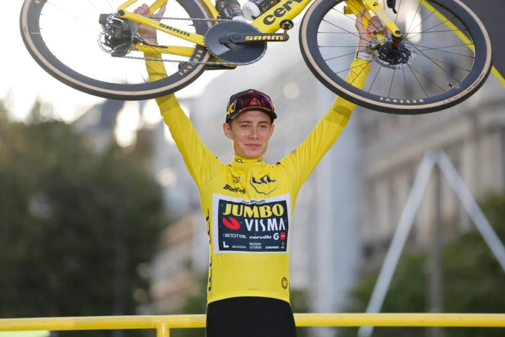 ツール・ド・フランスのレースゴールで、黄色のリーダージャージを着用した選手がReserveカーボンホイール搭載ロードバイクを頭上に掲げる実戦使用シーン