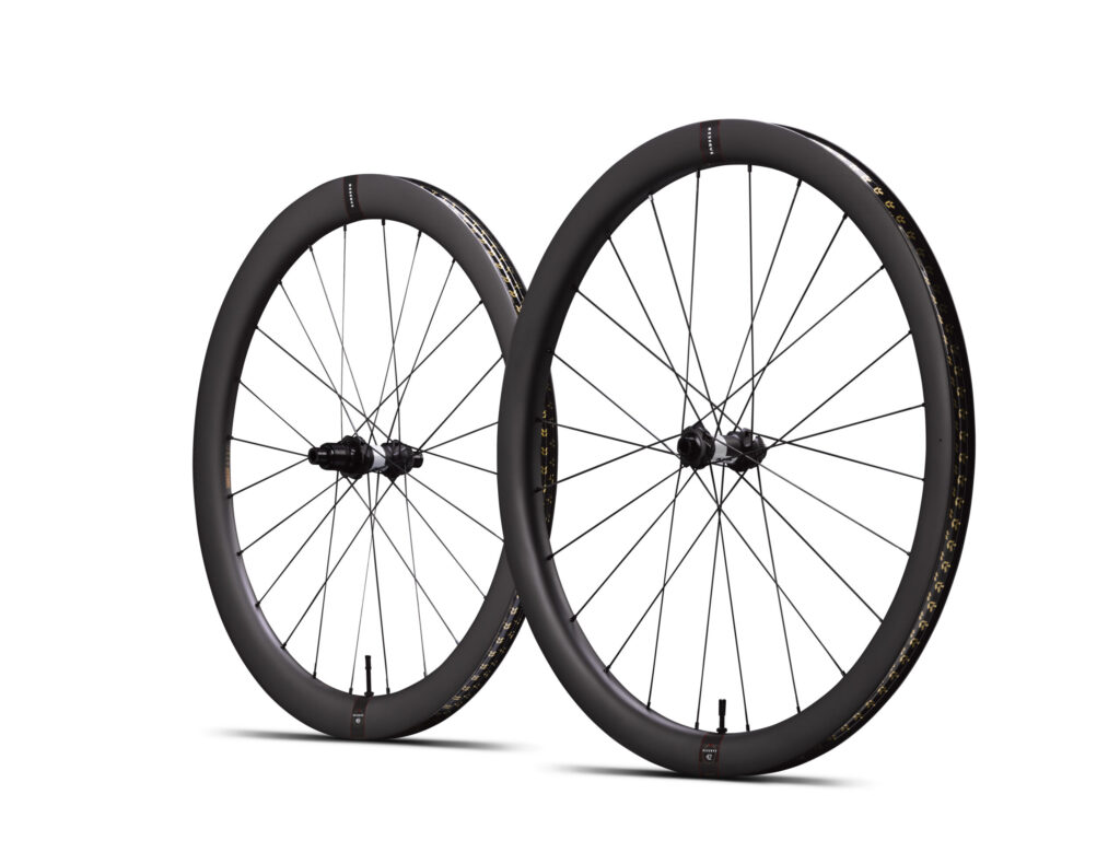 42/49 カーボンロードバイクホイールセット。フロント42mm、リア49mmのスタッガードリム設計を採用した軽量ディープリムホイール