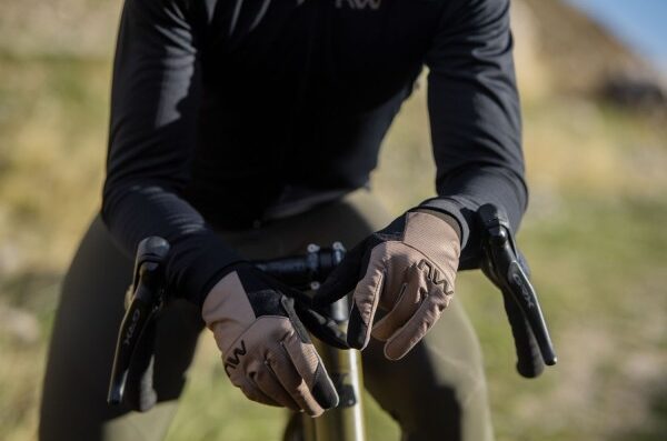 NW-Bike-fast-gel-glove_sand-3-e1750142371749