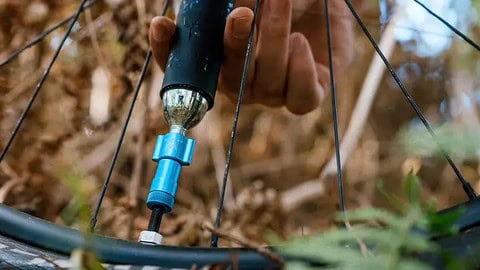 Peaty’s Holeshot CO2 Inflator　空気入れ