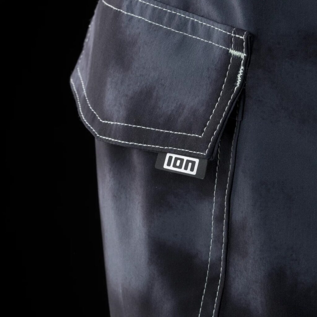 Back_pocket_with_velcro_flap_2022_1-1024x1024