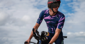 ZONE3のトライスーツを着てトライアスロンレース前に装備をテストする様子