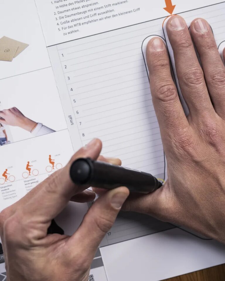 SQlab-glove-measurement2-768x960