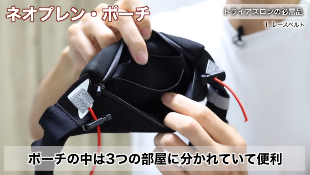 ネオプレン素材のZONE3レースベルト用ポーチを手に持ち、内部の3つに分かれた収納スペースを開いて見せている様子